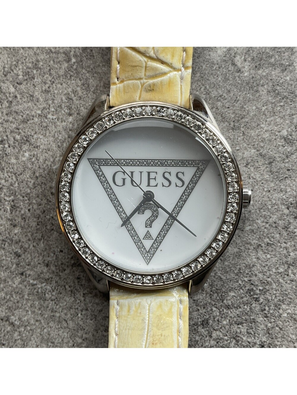 Beautiful Vintage Guess Womens Watch 36mm Silver Tone Case And Leather Band D4